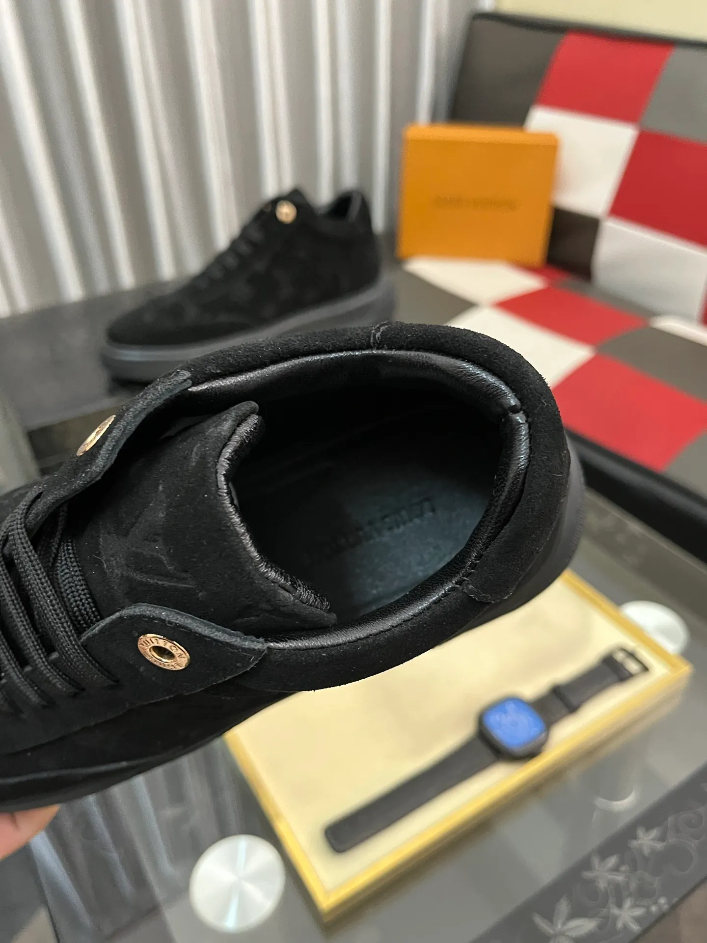 Ex-factory price: 420⌚️⌚️《Louis vuitton/LV Louis Vuitton》original quality.~ Unique modern style sneakers. 🏃A must-have casual shoe for trendy men😍😍 Original brand imported from Italy, imported original leather, cowhide lining (refuses to discolor and grind feet) sole: original sole provided by the original factory, French lazy style design ⚠️Fit to the feet, original quality, super comfortable original sole. Code number: 38-443️⃣Colors available